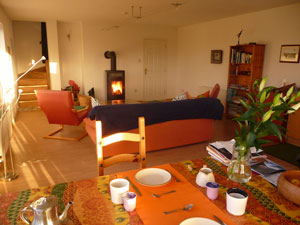 cosy livingroom mit Sitzgruppe und Schwedenofen